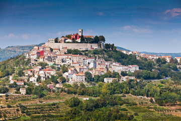 Fototapeta na wymiar Miasto Motovun na szczycie wzgórza na półwyspie Istria w Chorwacji,