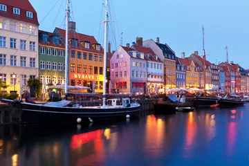 Fotobehang Avondlandschap van Nyhavn in Kopenhagen, Denemarken © Scanrail