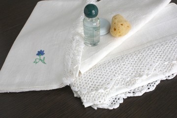 asciugamani di lino bianchi ricamati a mano