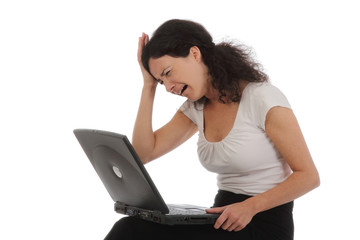 femme pleurant sur son ordinateur