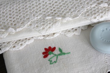 asciugamani di lino bianchi ricamati a mano