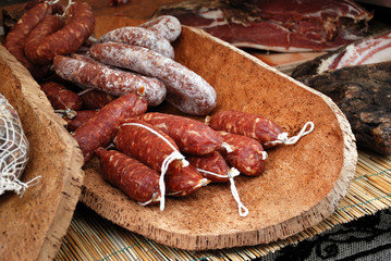 salumi vari in vassoio di sughero
