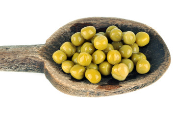 Une cuiller en bois de petits pois