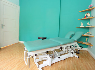 Behandlungszimmer mit Behandlungsliege