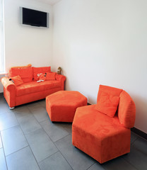 Sitzecke mit Wand-TV Wartezimmer