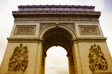 Fototapeta na wymiar Arc de Triomphe w białe tło