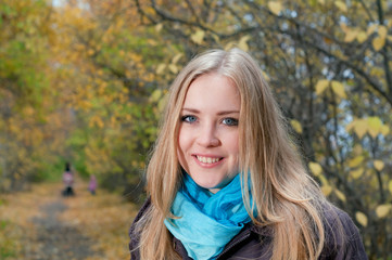 Naklejka premium blonde woman in the autumn park