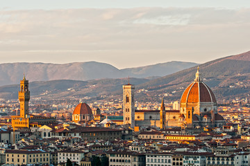 Florence, vue sur le Duomo et le clocher de Giotto, et Santa Croce