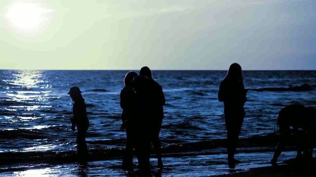 Spaziergang Spiel und Spa&szlig; am Strand