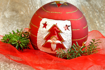 świecznik bożonarodzeniowy na czerwonej tkaninie © Kamila Cyganek