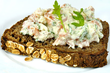 kanapkowa pasta z łososia z chlebem pełnoziarnistym © Kamila Cyganek