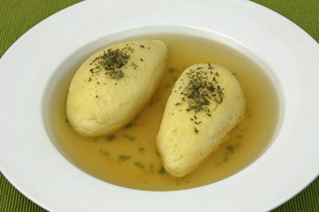 Rindsuppe mit Grießnockerl