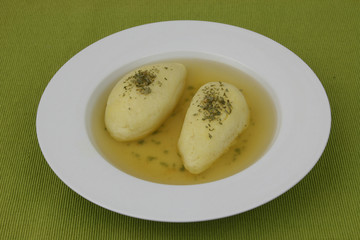 Rindsuppe mit Grießnockerl