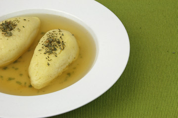 Gemüsebrühe mit Grießnockerl