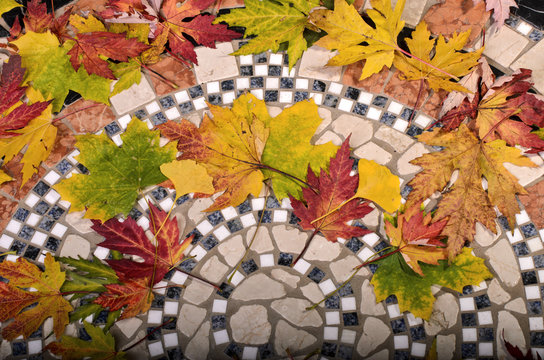 Natursteinspirale aus Granit und Marmor mit  Herbstbl&auml;ttern