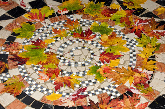 Natursteinspirale aus Marmor und Granit mit Herbstbl&auml;ttern
