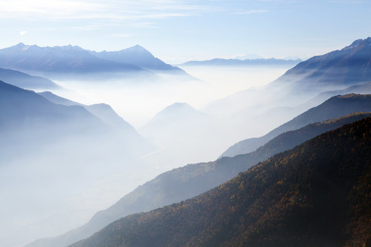 Fototapeta Valtellina - Sondrio - vista con nebbia