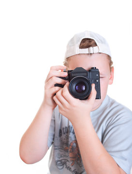 мальчик с фотоаппаратом на белом фоне