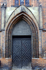 wejście do gotyckiego kościoła, Toruń, Polska