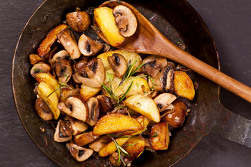 Kartoffel mit Pilzen gebraten