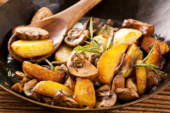 Kartoffeln mit Pilzen gebraten
