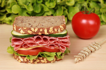 Brot belegt mit Salami