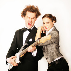 Mann mit E-Gitarre und Smoking