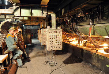 Arbeiter im stahl- und Walzwerk // steelworks