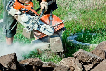 The curb cutting saw works with petrol driven angle grinder
