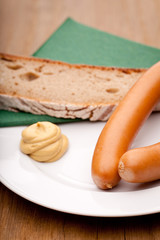 Wiener mit Senf und Schwarzbrot