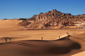 marche sur dune en libye - obrazy, fototapety, plakaty