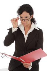 femme d'affaires examinant un dossier