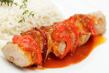 Fleischspieß, Paprikasoße und Reis