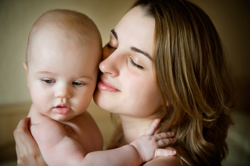 Мать с закрытыми глазами прижимает сына