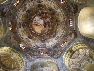 Fototapeta na wymiar Wnętrze kopuły w Romansque Kościoła w Rawenna Włochy