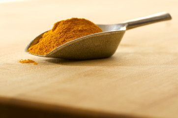 Scoop with curry on a cutting board