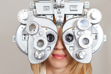 Frau beim Optiker
