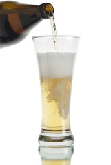Vaso de cerveza y botella vertiendo