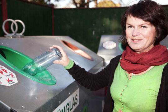 Frau am Glascontainer