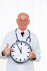 Arzt mit Uhr 5 vor 12