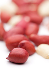 Viele Erdnüsse auf weißem Hintergrund