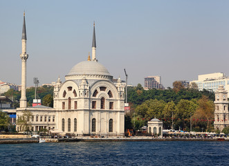 Fototapeta na wymiar Mosque on the Bosporus in Istanbul (Turkey)