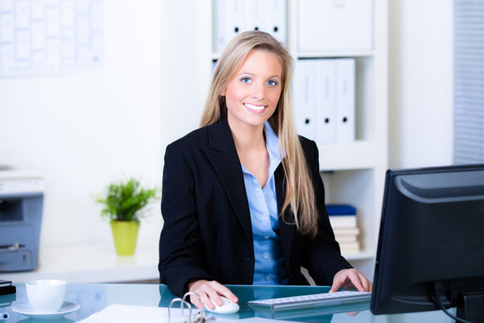 anw&auml;ltin sitzt am computer