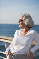 attraktive Seniorin auf dem Sonnendeck