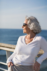 Fototapeta premium attraktive Seniorin auf dem Sonnendeck