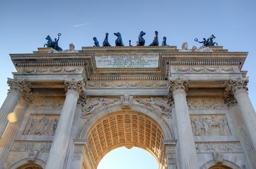 Fototapeta na wymiar Łuk triumfalny w Mediolanie