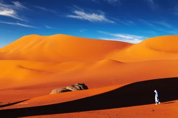 Poster Toeareg in woestijn bij zonsondergang, Saharawoestijn, Algerije © Dmitry Pichugin