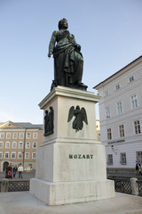 Fototapeta na wymiar Pomnik Wolfgang Amadeus Mozart