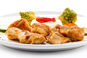 Fried chicken nuggets, white rice and vegetables