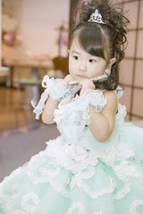 ドレスを着た女の子のアップ